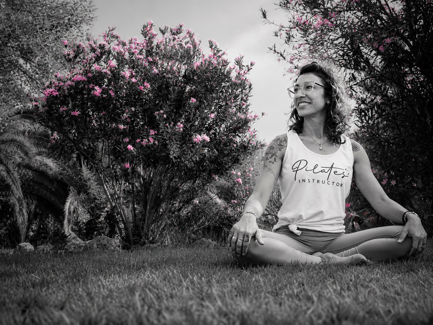 Proyecto Irene Mussio en blanco y negro con flores rosas